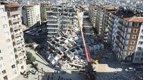 6 Şubat Pazartesi günü Kahramanmaraş'ta ark arkaya iki büyük deprem meydana geldi. 10 ilde büyük yıkımlara açan bu deprem sonrasında dünyanın dört bir yanından yardımlar ve gönüllüler gidiyor.