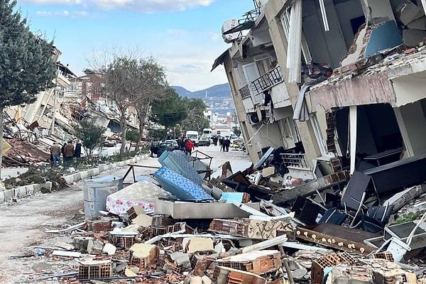 Depremlerin ardından can kayıpları her geçen saat artarken ekiplerin arama kurtarma çalışmaları sürüyor.