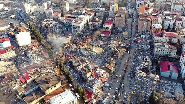 Türkiye, deprem felaketiyle sarsılırken, el birliğiyle de canlarını kurtarmaya çalışıyor. Kahramanmaraş merkezli ve 10 ilde yıkıma neden olan çok şiddetli iki deprem sonrası 20 binden fazla vatandaşımız hayatını kaybetti, yaralı ve yıkım sayısı ise ürpertici boyutlarda oluştu.