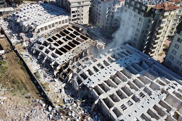 Hatay’da lüks rezidansın çökmesi sonrası birçok kişi enkaz altında kalmış ve rezidansı yapan mimar paralarla yurt dışına kaçmaya çalışırken gözaltına alınmıştı.