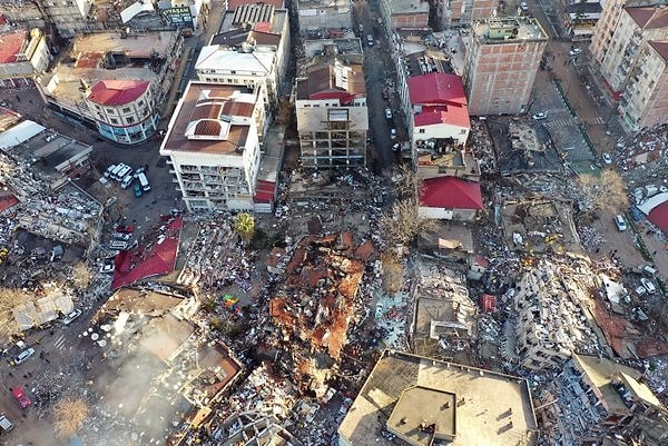 Geçtiğimiz günlerde okulların 20 Şubat'a kadar ara verdiğini ve yükseköğretim kurumlarının açılışının da ikinci bir duyuruya kadar ertelendiği açıklanmıştı.