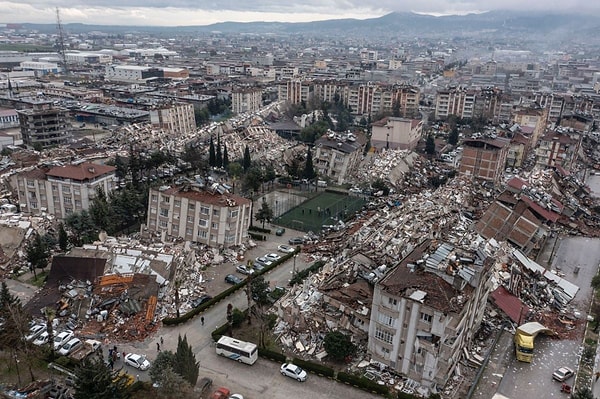 Merkez üssü Kahramanmaraş'ın Pazarcık ve Elbistan ilçeleri olan yıkıcı depremler geniş bir kesimi etkiledi. Binaları yerle bir eden felakette on binlerce kişi vefat etti.