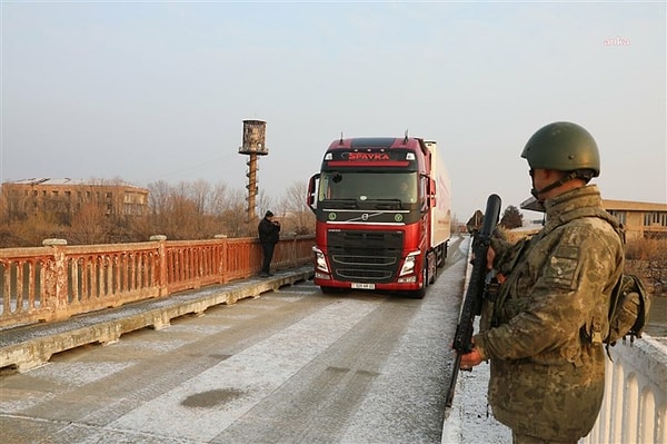 13.30 - Ermenistan, depremin hemen ardından bölgeye arama kurtarma ekipleri yönlendirirken bugün de 5 TIR insani yardım malzemesi gönderdi.