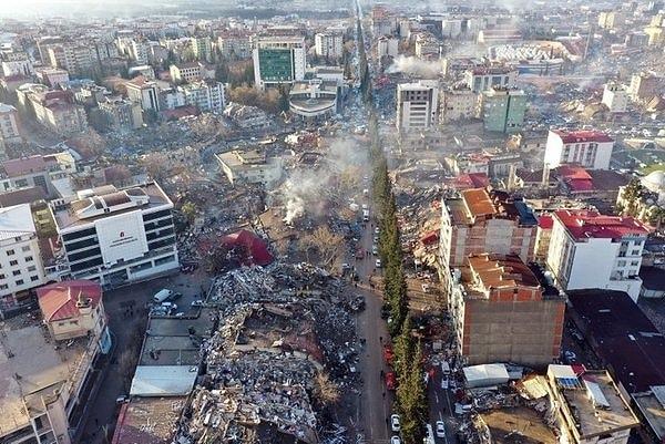 6 Şubat Pazartesi günü merkez üssü Kahramanmaraş Pazarcık'ta 7.6 ve 7.7 olmak üzere iki büyük deprem meydana geldi. Bu deprem, 10 ilde büyük yıkımlara yol açtı.