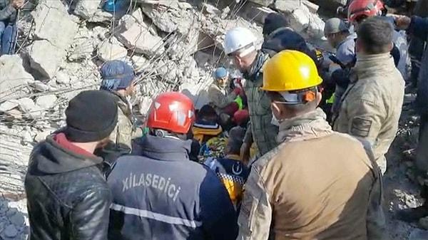 15.50 - Kahramanmaraş'ın Onikişubat ilçesinde depremden 129 saat sonra 6 yaşındaki çocuk, enkazdan sağ olarak çıkarıldı.