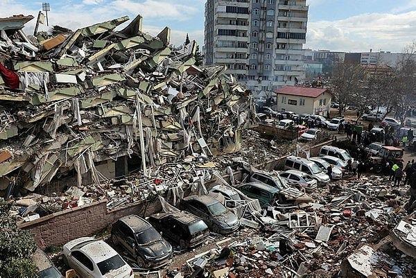 6 Şubat Pazartesi günü saat 04.17'de meydana gelen 7.7 büyüklüğündeki deprem merkez üssü Kahramanmaraş ve birçok ilde ağır yıkıma neden oldu.