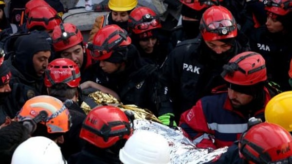 Çalışmalarını sürdüren ekipler enkaz altındaki kişiye ulaşmak için önlerindeki kolonu kesmek için yoğun çalışma gerçekleştirdi.