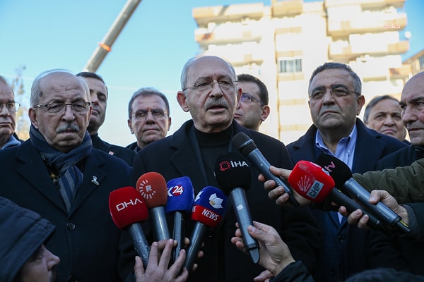 Kahramanmaraş'ın Pazarcık ve Elbistan merkezli 6 Şubat'ta 9 saat arayla meydana gelen depremler 10 ilde büyük yıkıma neden oldu. Bugün saat 17.00 itibari ile Cumhurbaşkanı Recep Tayyip Erdoğan’ın Şanlıurfa’da yaptığı açıklamaya göre, 21 bin 848 yurttaş yaşamını yitirdi. Depremin etkili olduğu şehirlerde arama ve kurtarma çalışmaları sürüyor.