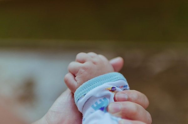 Olgunlaşmamış ebeveynler, henüz kendi duygularını kontrol etmeyi bilmedikleri için, çocuklarını büyütürken onların duygusal ihtiyaçlarını karşılama konusunda zorlanırlar.