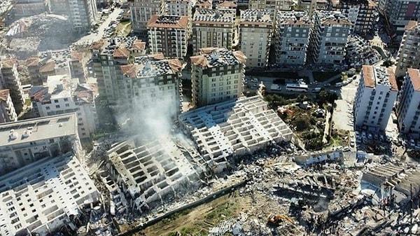 00.51 Çevre, Şehircilik ve İklim Bakanı Murat Kurum, yaptığı açıklamada, "10 ilde 171 bin 882 bina incelendi. 24 bin 921 binada 120 bin 940 bağımsız bölümün yıkık, acil yıkılacak veya ağır hasarlı olduğunu tespit ettik" dedi.