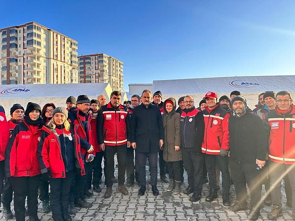 Deprem bölgesinde açıklamalarda bulunan Bakan Özer, "Hem Malatya'daki süreçleri organize ederken diğer taraftan Millî Eğitim Bakanlığı olarak tüm illerimizdeki vatandaşlarımıza yardım etmek için de ilk günden itibaren destek oluyoruz." dedi.