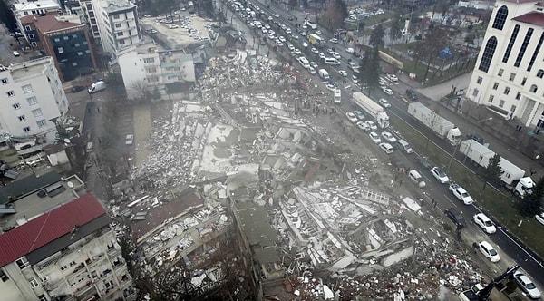 Kahramanmaraş'ta meydana gelen iki büyük deprem sonrasında binlerce vatandaşımız enkaz altın kaldı, binlerce bina yıkıldı.