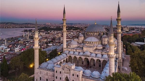 Süleymaniye Camii büyük ve ihtişamlı yapısına rağmen yüzyıllara meydan okumuştur. Bugüne kadar geçirdiği toplamda 89 tane depremden hiç hasarsız çıktığı bilinmektedir.