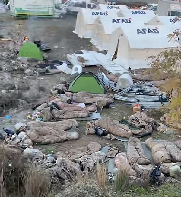 Mehmetçik de afet bölgesindeki vatandaşlara yardım için görevde. Zorlu şartlarda yardıma koşan askerimizin depremzedelerin çadırlarını işgal etmemek adına dondurucu soğukta dışarıda yatması hepimizin gözlerini yaşarttı.