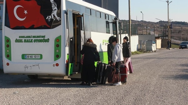 Kahramanmaraş merkezli depremler sonucunda on binlerce insan sokakta kalırken, iktidar depremzedelerin öğrenci yurtlarına yerleştirmesine karar vermişti. Bu nedenle tüm Türkiye’de üniversitelerde uzaktan eğitime geçilmesine karar verildi.