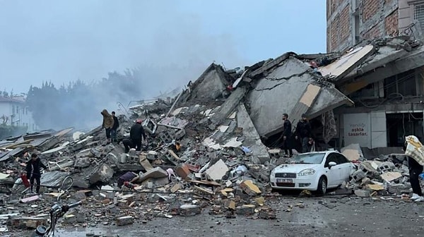 6 Şubat günü sabaha karşı gerçekleşen Kahramanmaraş merkezli 7,7 büyüklüğündeki depremin ardından arama kurtarma çalışmaları devam ediyor.