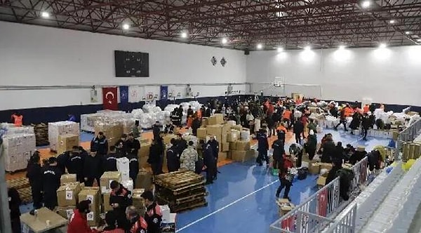 Tüm ülkemiz tek yürek olarak enkaz altındaki vatandaşlarımızın haberlerini beklerken bir yandan depremzedelerin yaralarını saracak besin, ilaç ve giysi gibi yardımları toplamaya çalışıyoruz.