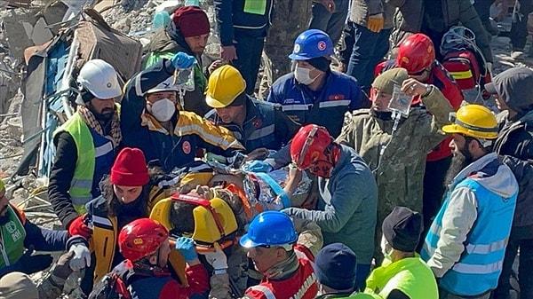 13.00 Kahramanmaraş merkezli depremlerden 152 saat sonra Adıyaman'da iki kardeş kurtarıldı.