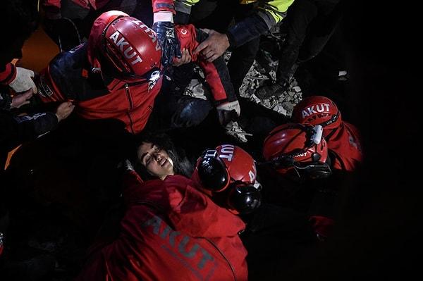 AKUT, AFAD ve diğer yardımcı arama kurtarma ekipleri özellikle 3. geceden itibaren enkaz altından birçok kişiyi kurtardı. Fakat Türk halkının zoruna giden bu çalışmaların geç başlatılması oldu.