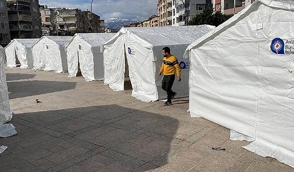 Depremin ardından evlerini kaybederek sokaklarda kalan ve soğuk hava şartlarında zorlanan depremzede vatandaşlarımız için Büyükşehir Belediyeleri, vakıflar, Kızılay ve AFAD, güvenli bölgelere çadır kentler kurulmaya başlandı.