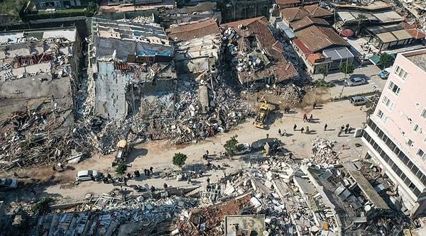 Depremle birlikte insan hayatını hiçe sayan binaları da hep birlikte gördük. Temeli olmayan evler, kumla doldurulan yapılar hepimizi hayrete düşürmüştü. Böyle bir gerçekle karşılaşmıştık.