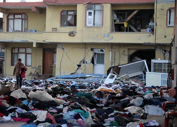Depremin hemen ardından bölgeye Mersin'den gelen Umut Çor, arkadaşları ile caddede seyyar mutfak kurup, günlük 500 kişiye yetecek çorba ve yemek dağıttıklarını söyledi.