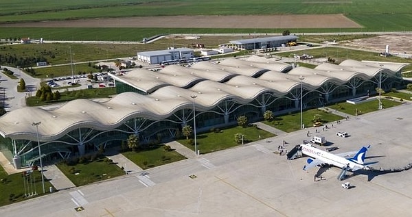 Büyük depremden etkilenen bölgelerden bir tanesi Hatay oldu. Özellikle havalimanında yaşanan hasar sonrası tahliye açısından ulaşımda sorun yaşandığı ifade edilmişti.