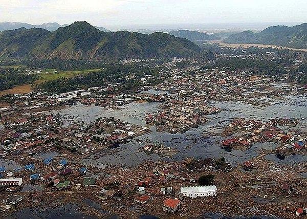 10. 2004 Hint Okyanusu depremi ve tsunami - 26 Aralık 2004 - Sumatra ve Endonezya - 227 bin 898 can kaybı