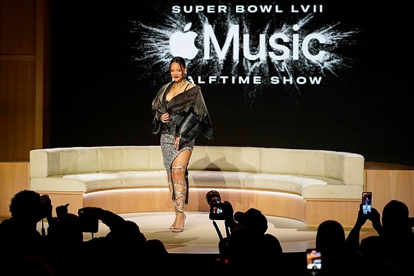 Bir diğer büyük haber de Super Bowl'du. Her yıl devre arasında dünyanın en popüler isimlerinin çıktığı yılın en önemli spor gecesinde bu yıl Rihanna'nın olacağı açıklanmıştı.