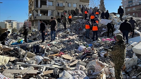 Büyük can kayıplarının olduğu depremin ardından afet bölgesinde kurtarma çalışmaları devam ediyor. Enkaz altından çıkan her bir vatandaş umutları yeşertiyor.