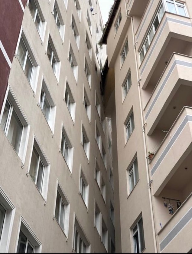 Bu uyarılara rağmen hala daha denetlenmeyen çok eski binalar var İstanbul'da. Bu bina da onlardan sadece bir tanesi. Hangi dönemde yapıldığı bilinmiyor fakat iki binanın birbirine bu kadar yakın, iç içe olmaları gören herkesi korkuttu.