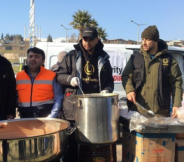 Kahramanmaraş'a gelen sanatçı, İngiltere merkezli yardım kuruluşu "Salam Charity" ile bölgede yemek dağıtımı yaptı.