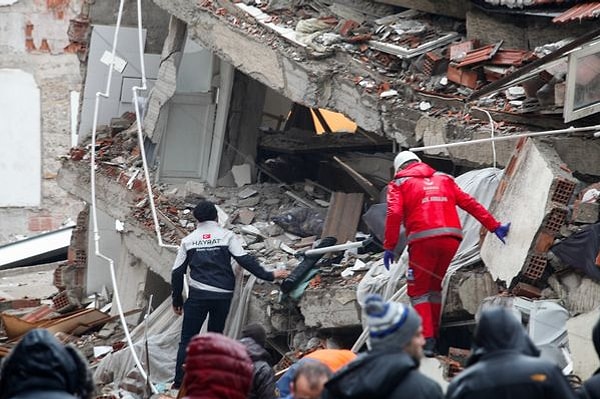 Bölge yüzyıllardır bu kadar şiddetli bir depreme şahitlik etmemişti. İlki ve en şiddetlisi 7,7 büyüklüğünde olmak üzere iki büyük deprem meydana geldi. Bunları ise çok sayıda artçı deprem takip etti.