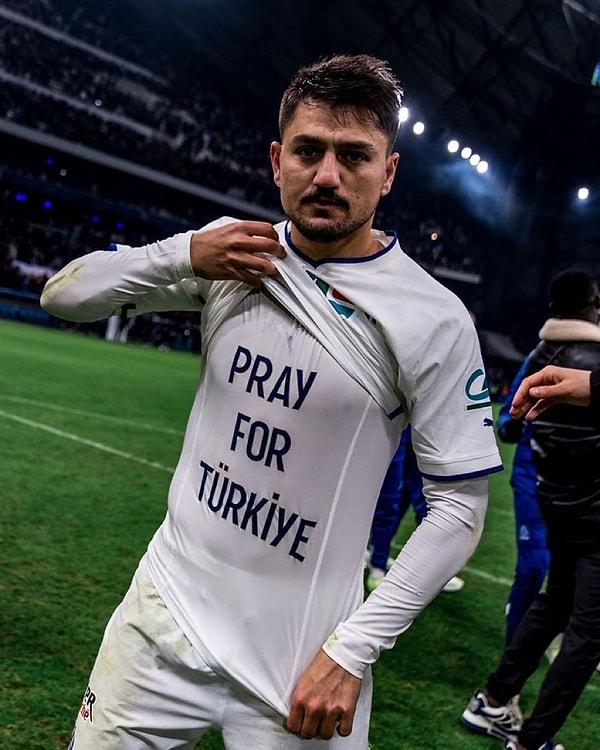 Cengiz Ünder, Paris Saint Germain maçında depremzedelere destek olmak amacıyla, formasının altındaki tişörte 'Türkiye için dua edin' yazısını yazdı.