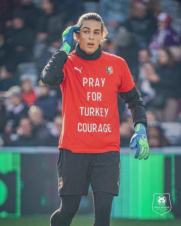 Rennes'de forma giyen milli kaleci Doğan Alemdar, Toulouse maçı öncesi ısınmaya Pray For Turkey (Türkiye için dua et) yazılı tişörtle çıktı.