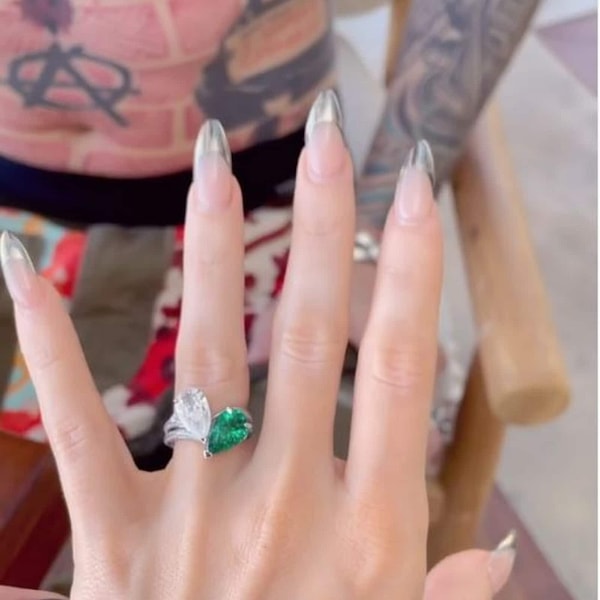 Два года спустя они объявили о своей помолвке с очень необычным кольцом "band of thorns", дизайн которого, по словам MGK, он разработал сам.