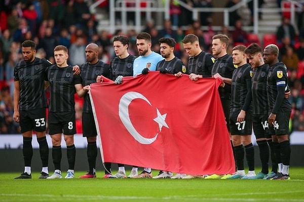 Acun Ilıcalı'nın sahibi olduğu Hull City, Stoke City maçı öncesi Türk bayrağı açarak depremzedelerimiz için saygı duruşunda bulundu.
