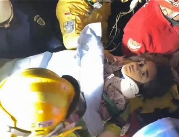 Depremin 5. gününde enkaz altından kurtarılan 15 yaşındaki İkbal, havanın -10 dereceye düştüğü enkazdan kurtarıldı.