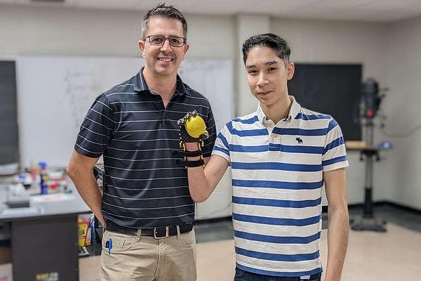 Yazmak dahil her şeyi sol eliyle yapmayı öğrenerek büyüyen Sergio, Hendersonville Lisesi öğrencilerinin yaptığı protez elle beyzbol topu bile tutabiliyordu.