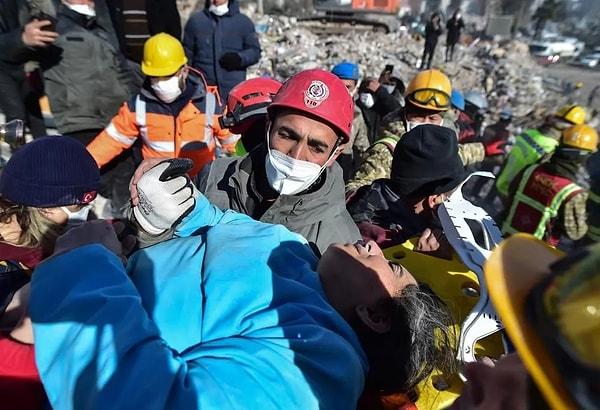 15.39 | Depremin 180’inci saatinde Kahramanmaraş 12 Şubat Mahallesi’ndeki bir enkazdan sevindiren haber geldi. Kırgız ve Türk kurtarma ekiplerinin çalışmaları sonucu Hatice Akar enkazdan sağ olarak çıkarıldı.
