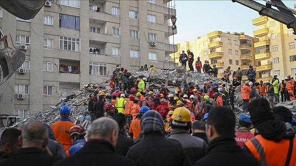 Türkiye'nin 10 ili 7,7 ve 7,6 büyüklüğünde iki deprem felaketiyle sarsılırken, 30 binin üzerinde can kaybı, on binlerce yıkık daha fazla da hasarlı binayla karşı karşıya kaldığımız felaket tablosu oluştu.
