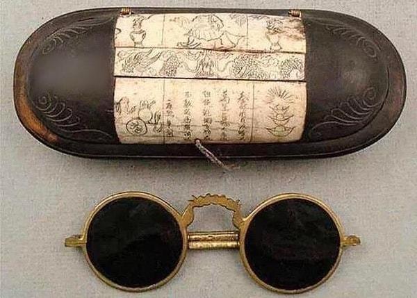 Bir diğer örnek ise Çin'in 12. yüzyılda icat ettiği güneş gözlükleriydi...