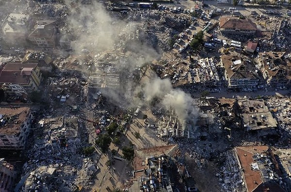 Merkezi Kahramanmaraş olan 7,7 şiddetindeki deprem 10 ili daha etkileyerek büyük bir yıkıma neden olmuştu. Depremden etkilenen bu illerden bir tanesi de Hatay oldu ve Hatay'ın birçok ilçesi bu deprem nedeni ile büyük hasar aldı.