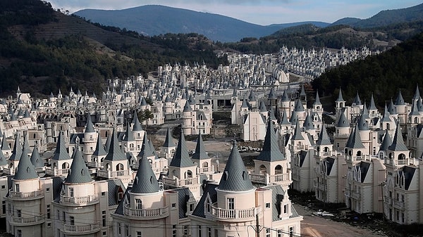 Bolu'nun Mudurnu ilçesinde yapımı 2011 yılında başlayan 732 villa, AVM, otel ve 2 kongre merkezinin bulunduğu proje bağlamında uzun yıllardır bomboş şekilde duran şato tipi villalar, depremzedelere açılması gerektiği düşüncesiyle yeniden gündeme geldi.