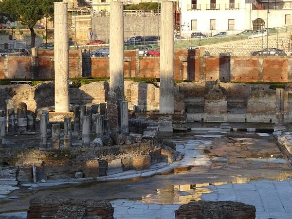 Yavaş deprem fenomeninin tarihi göstergelerinden biri yine Pozzuoli şehrinde ortaya çıkmıştır. Antik çağ zamanında şehrin pazar yeri yavaş depremler yüzünden sular altında kalmış ancak yeniden yükselerek suyun üzerine çıkmıştır.