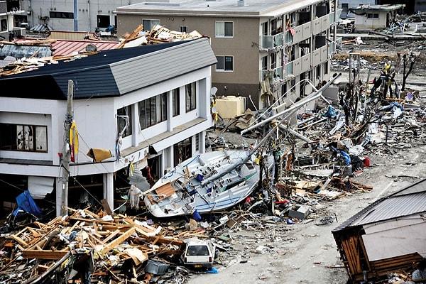 2004 yılında Endonezya'da 9.1 büyüklüğündeki Sumatra depremi, 2011 yılında Japonya'da 9.1 büyüklüğündeki Tōhoku depremi ve 2014 yılında Şili'de meydana gelen 8.2 büyüklüğündeki Iquique depremi gibi şimdiye kadar kaydedilen en güçlü depremlerin çoğundan önce yavaş kaymalar aslında gerçekleşiyordu.