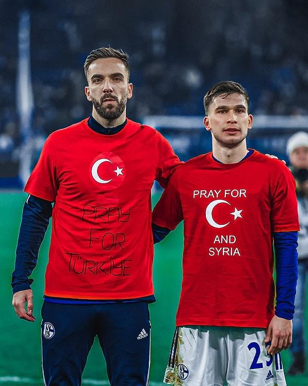 Schalke 04 forması giyen Kenan Karaman ve Türk asıllı Alman oyuncu Mehmet Can Aydın, Wolfsburg maçı öncesinde ısınmaya Türk bayraklı tişörtle çıktılar.
