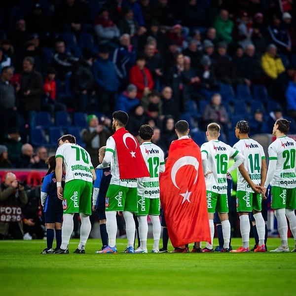 Austria Lustenau forması giyen Cem Türkmen ve Emrehan Gedikli Salzburg - Austria Lustenau maçında seremoniye Türk bayraklarıyla çıktı.