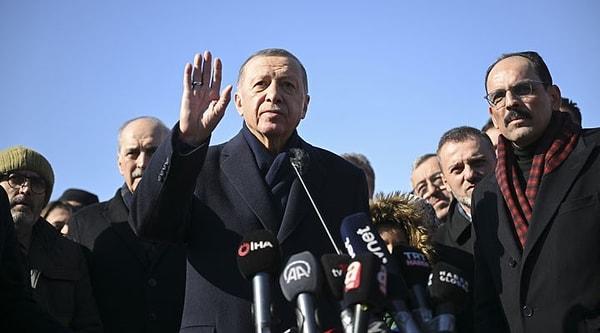 "Şerefsiz dedi, namussuz dedi, soysuz dedi, dedi de dedi… Şimdi siz söyleyin Allah aşkına, Erdoğan eleştirilere öfkelenmekte haklı mı?"
