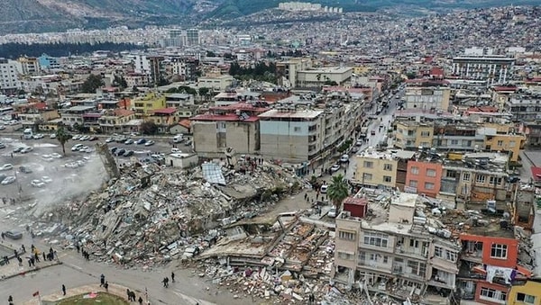 Yıldız Teknik Üniversitesi, jeoloji profesörü Şükrü Ersoy, tarihsel verilerin Marmara Denizi'nin altındaki fay hattında bir depremin yakın olduğunun habercisi olduğunu açıkladı.
